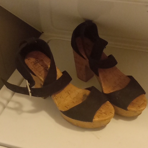 American eagle size 7 cork chunky wedge sandals with black buckle straps - Picture 1 of 5